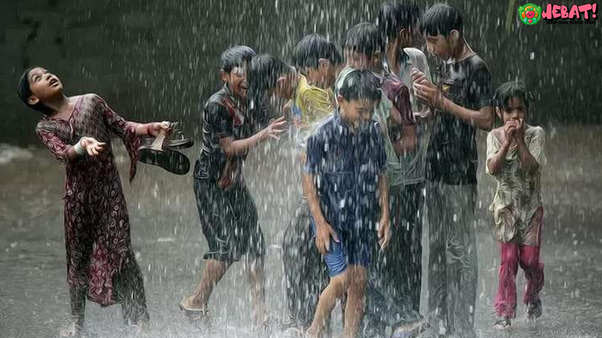 IDAI Tegaskan: Mandi Air Hujan Berisiko untuk Kesehatan Anak